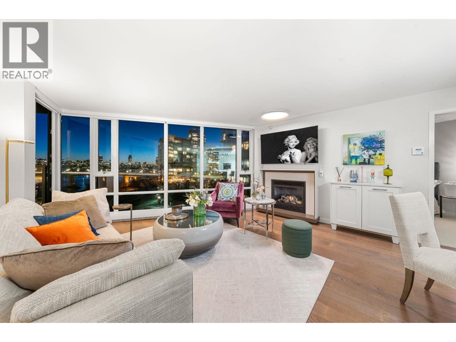 903 8 SMITHE MEWS, Vancouver, British Columbia