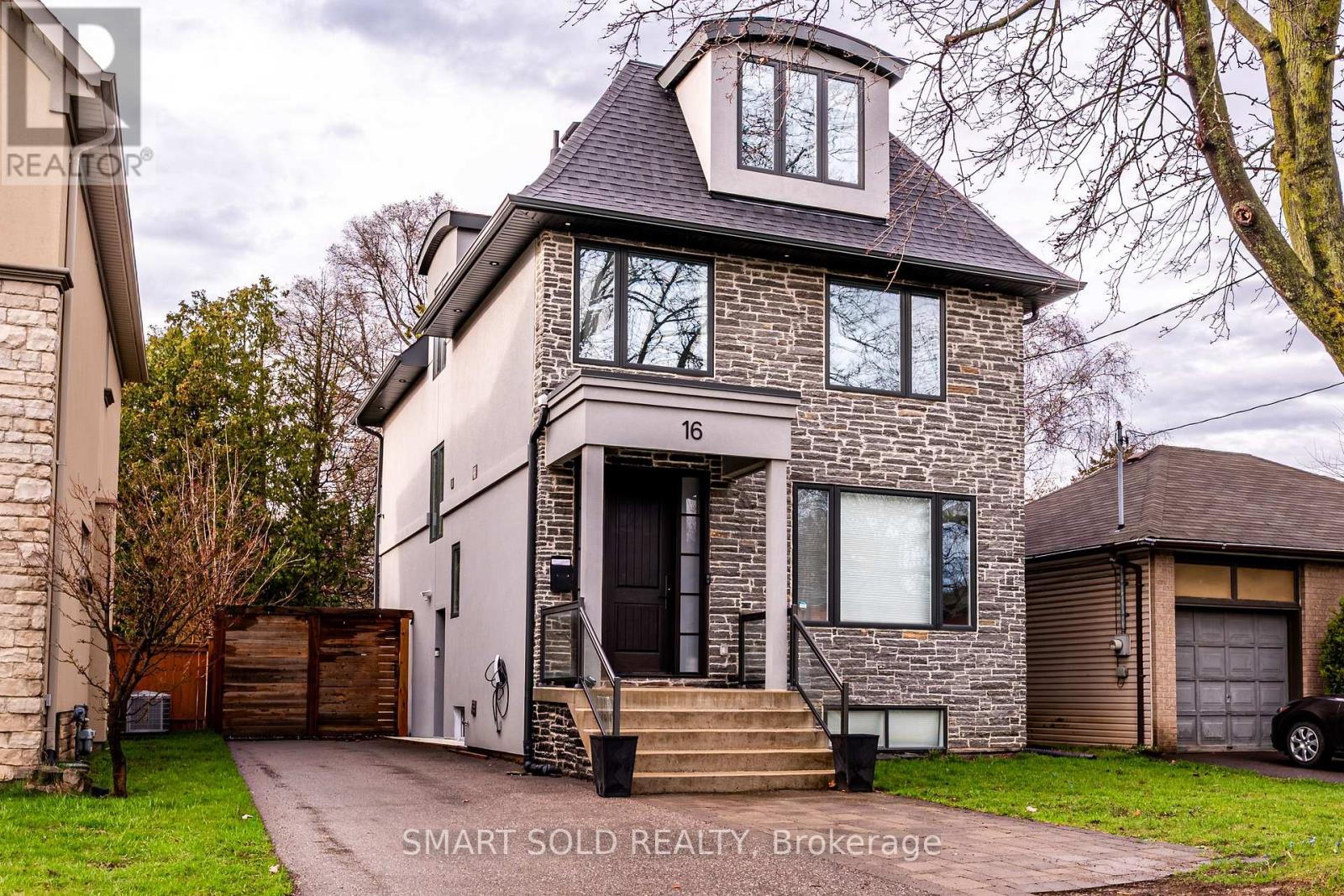 Upper - 16 Enfield Avenue, Toronto, Ontario  M8W 1T8 - Photo 2 - W13012046