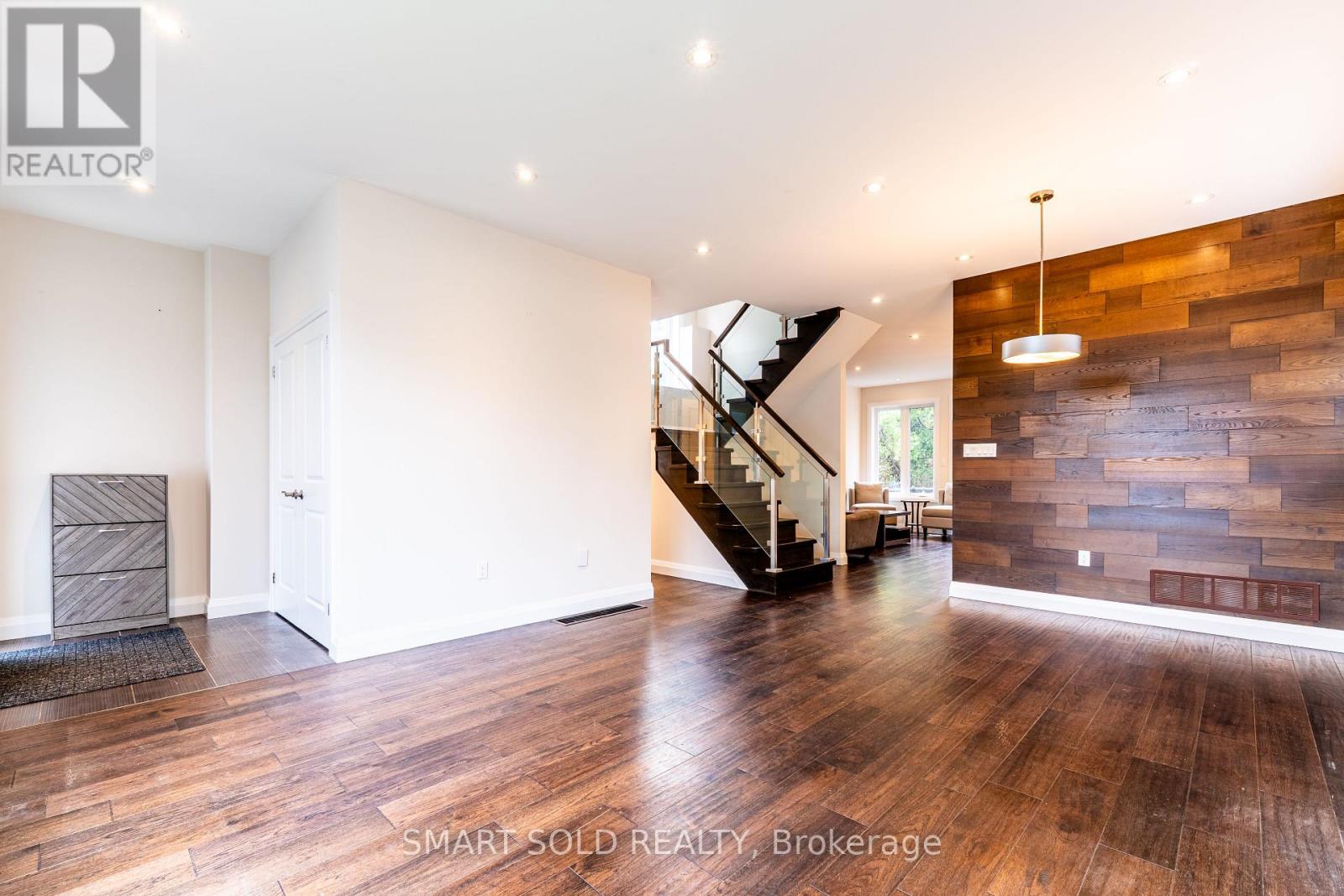 Upper - 16 Enfield Avenue, Toronto, Ontario  M8W 1T8 - Photo 5 - W13012046