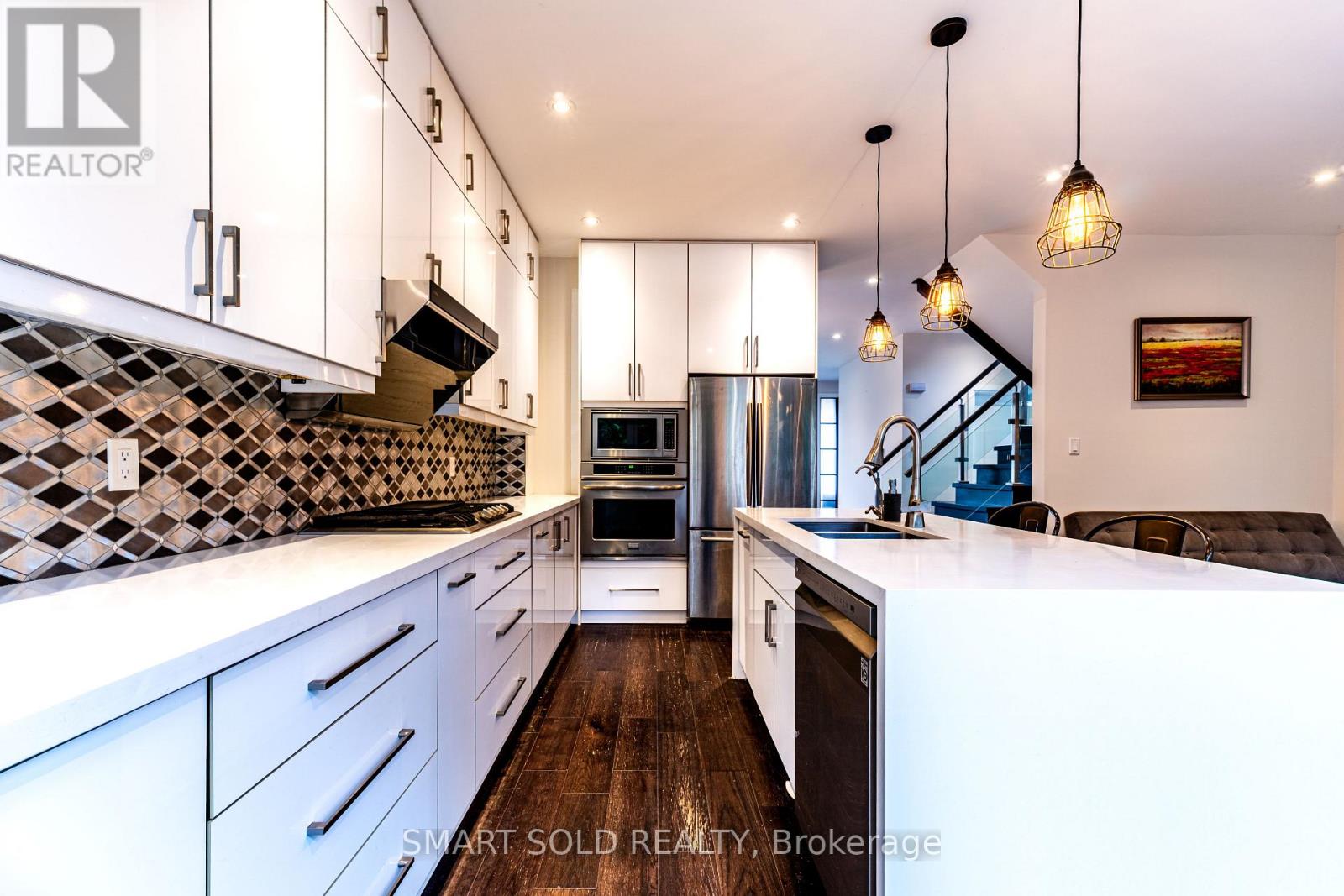 Upper - 16 Enfield Avenue, Toronto, Ontario  M8W 1T8 - Photo 8 - W13012046