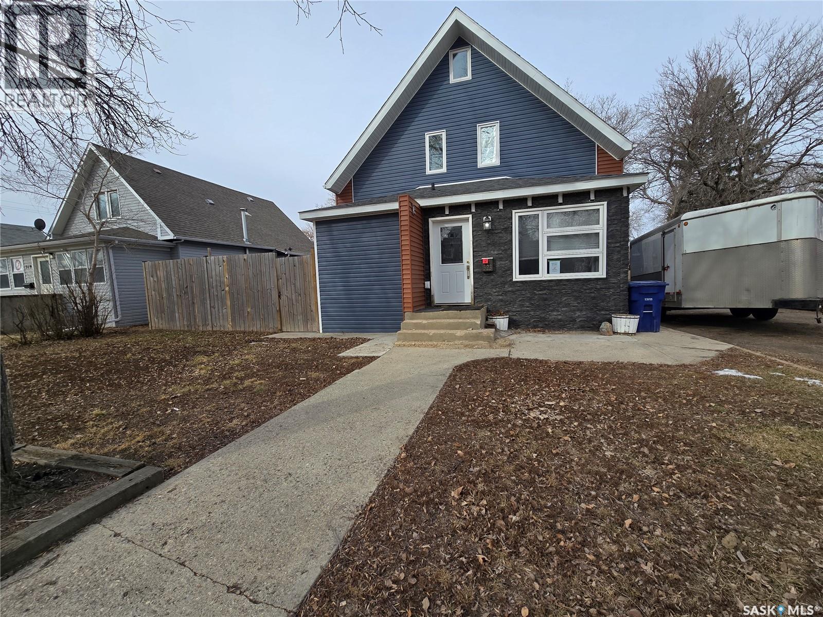 523 King Street, Weyburn, Saskatchewan  S4H 0P8 - Photo 2 - SK033230