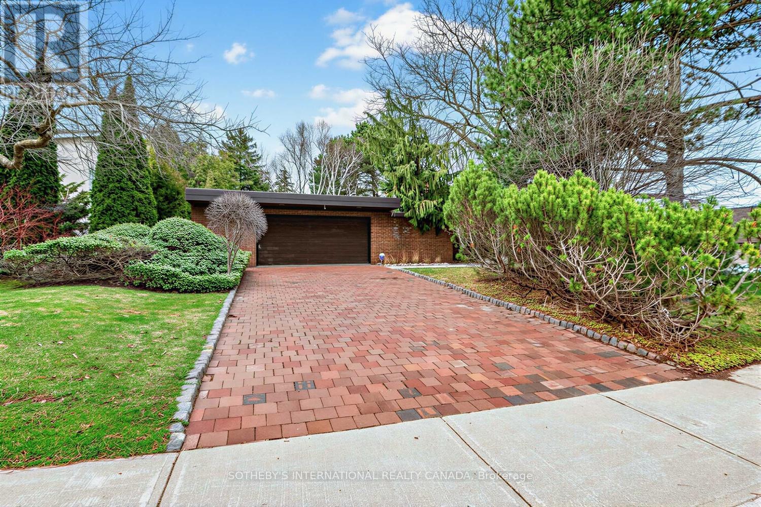 16 Royal Oak Drive, Toronto, Ontario  M3C 2M2 - Photo 2 - C13010262