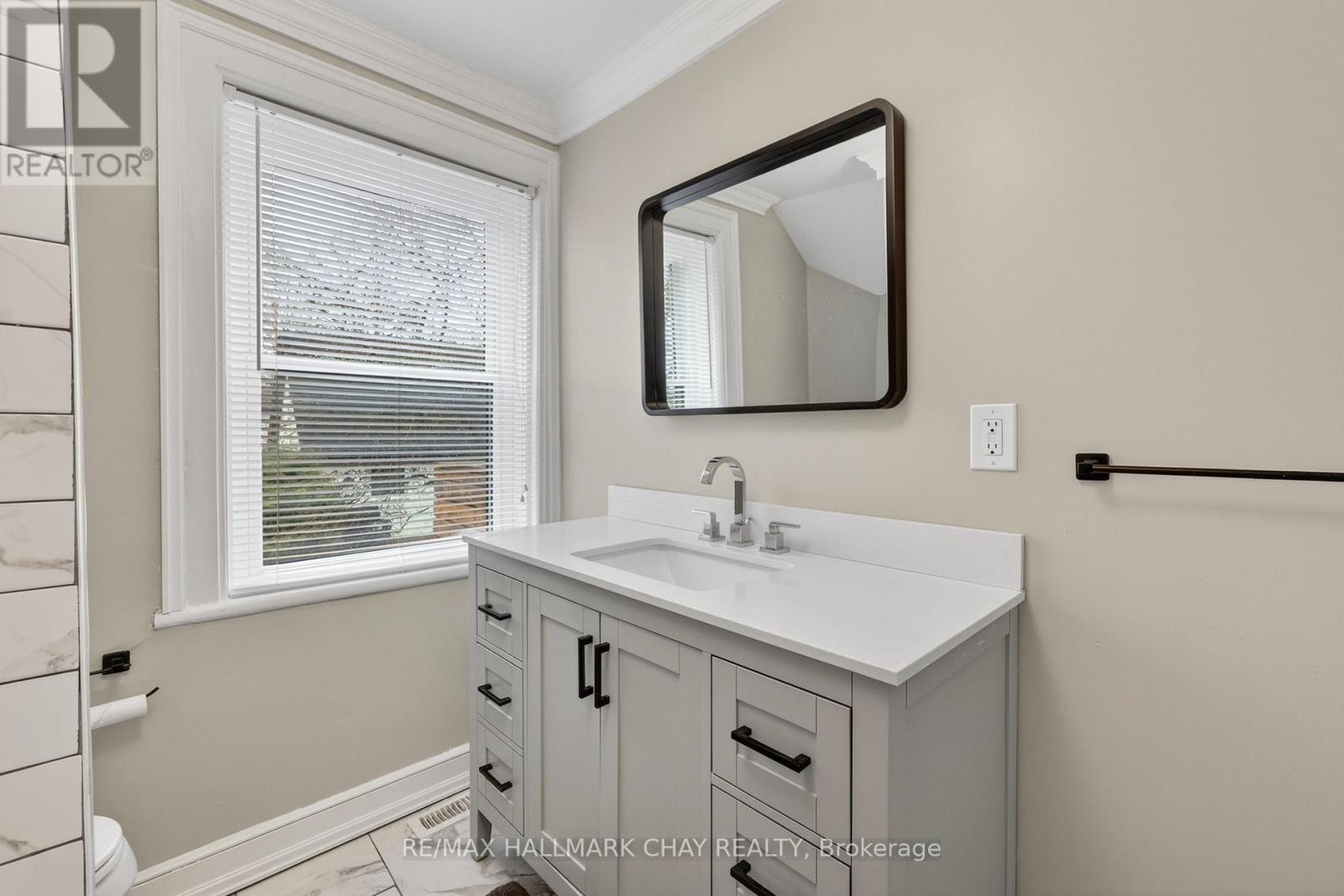 Upper Unit - 90 Church Street, Bradford West Gwillimbury (Bradford), Ontario  L3Z 1P9 - Photo 9 - N13011970