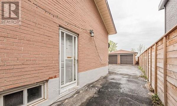 7208 Hermitage Road, Mississauga, Ontario  L4T 2S4 - Photo 17 - W12995128