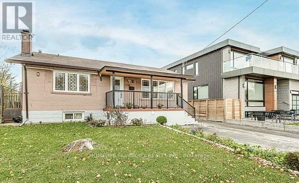 7208 Hermitage Road, Mississauga, Ontario  L4T 2S4 - Photo 4 - W12995128