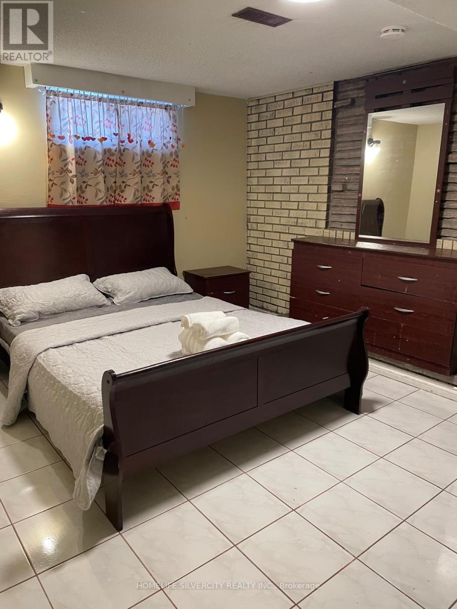 7208 Hermitage Road, Mississauga, Ontario  L4T 2S4 - Photo 14 - W12995128