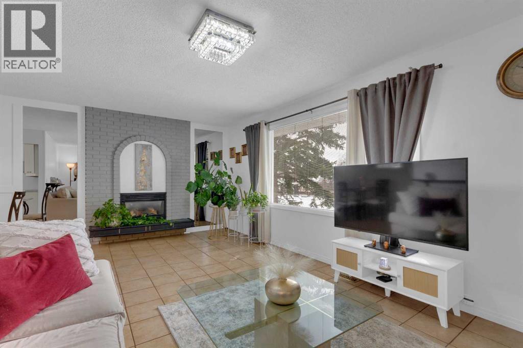 60 Dalhurst Way Nw, Calgary, Alberta  T3A 1N7 - Photo 3 - A2300689