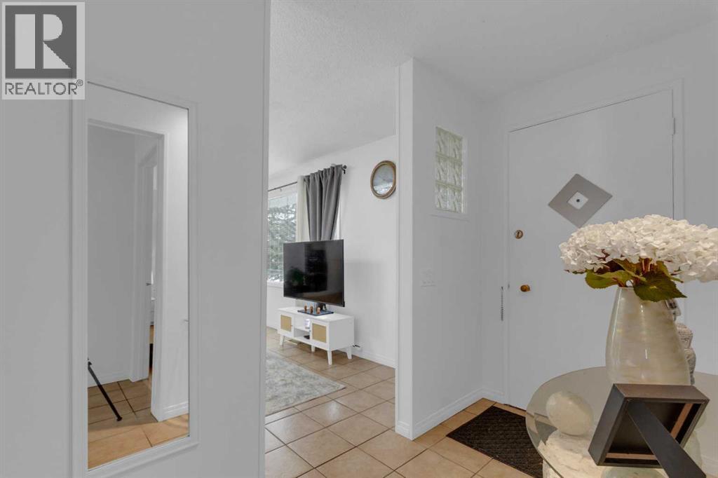 60 Dalhurst Way Nw, Calgary, Alberta  T3A 1N7 - Photo 2 - A2300689