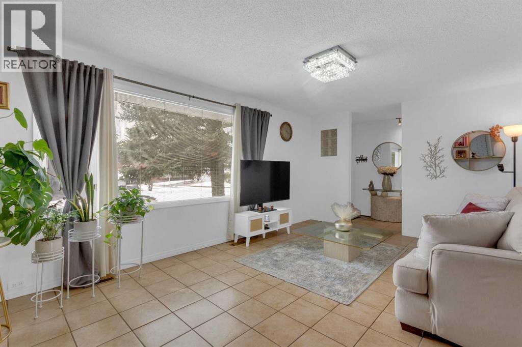 60 Dalhurst Way Nw, Calgary, Alberta  T3A 1N7 - Photo 5 - A2300689