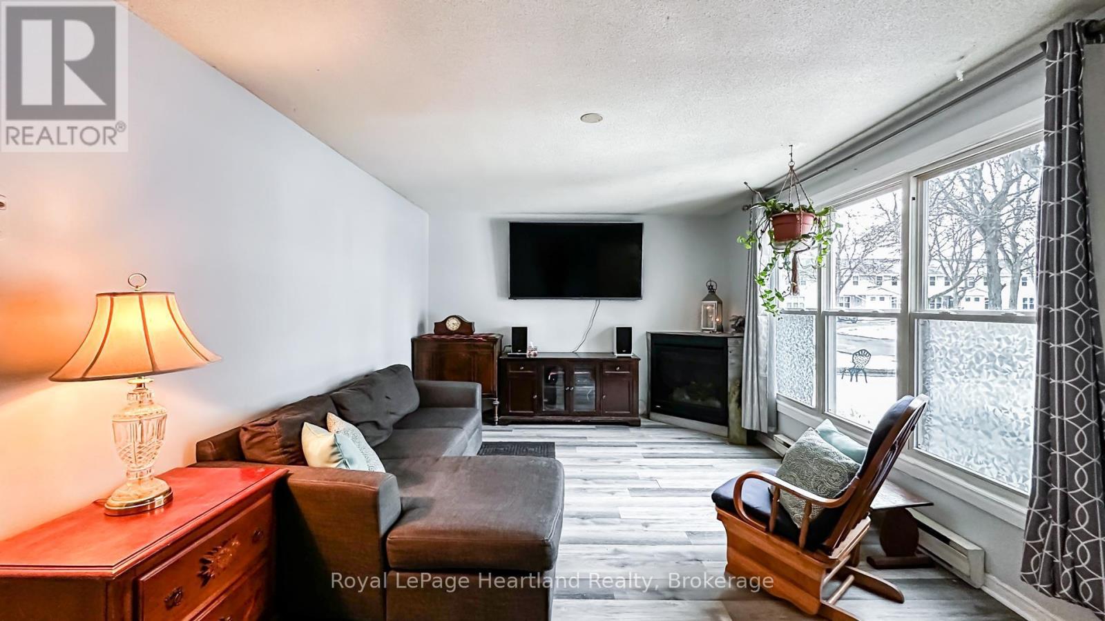 21 St Charles Place, Huron East, Ontario  N0M 1L0 - Photo 2 - X13012300