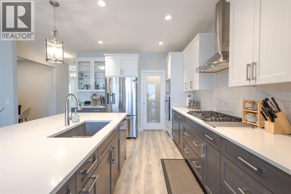 301 Crestmont Drive Sw, Calgary, Alberta  T3B 6G9 - Photo 6 - A2298416