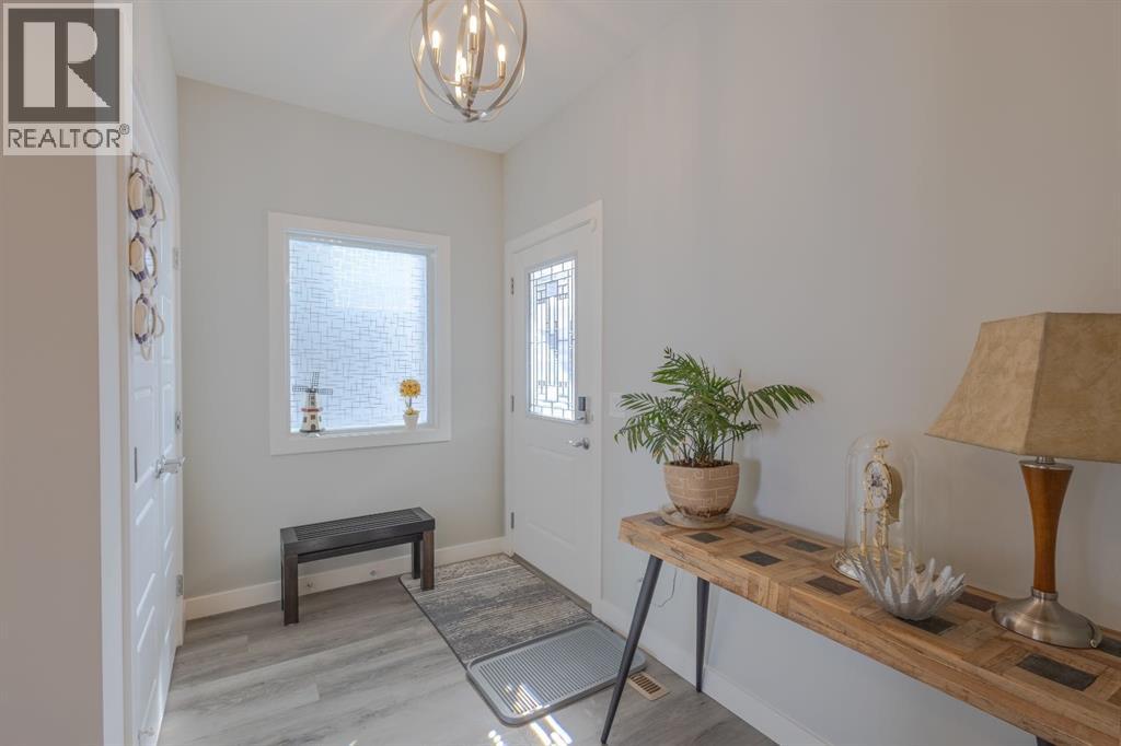 301 Crestmont Drive Sw, Calgary, Alberta  T3B 6G9 - Photo 4 - A2298416