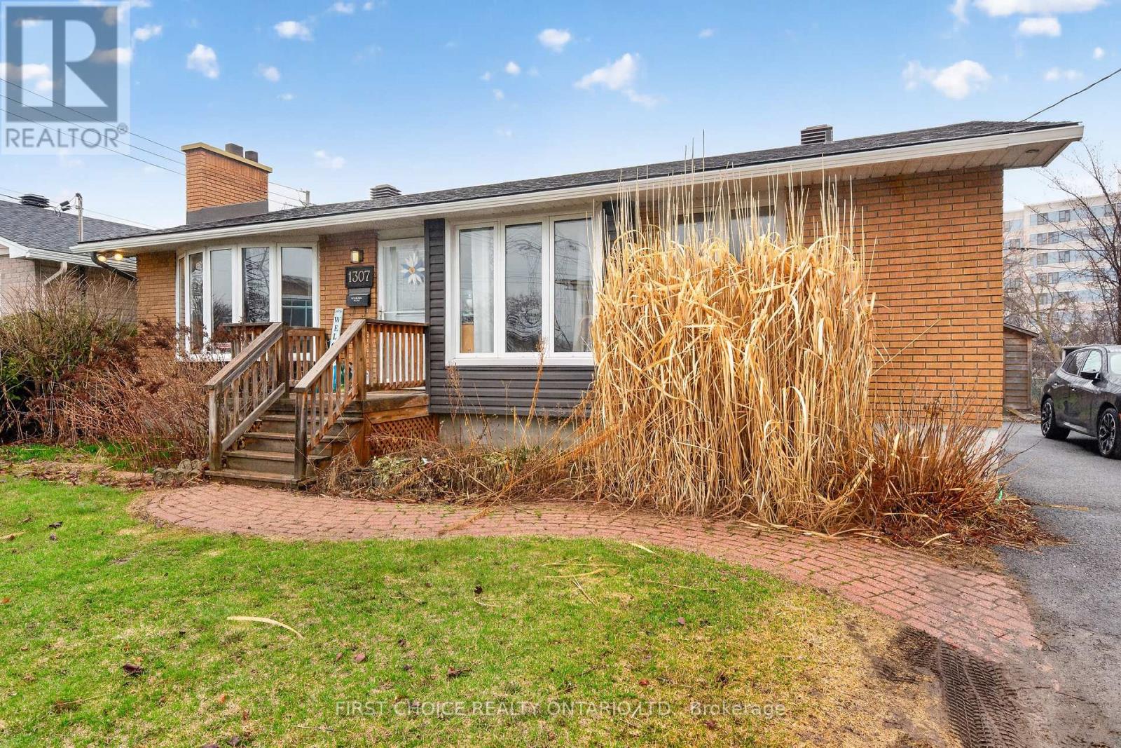 1307 Aurele Street, Ottawa, Ontario  K1B 3L4 - Photo 2 - X13012480