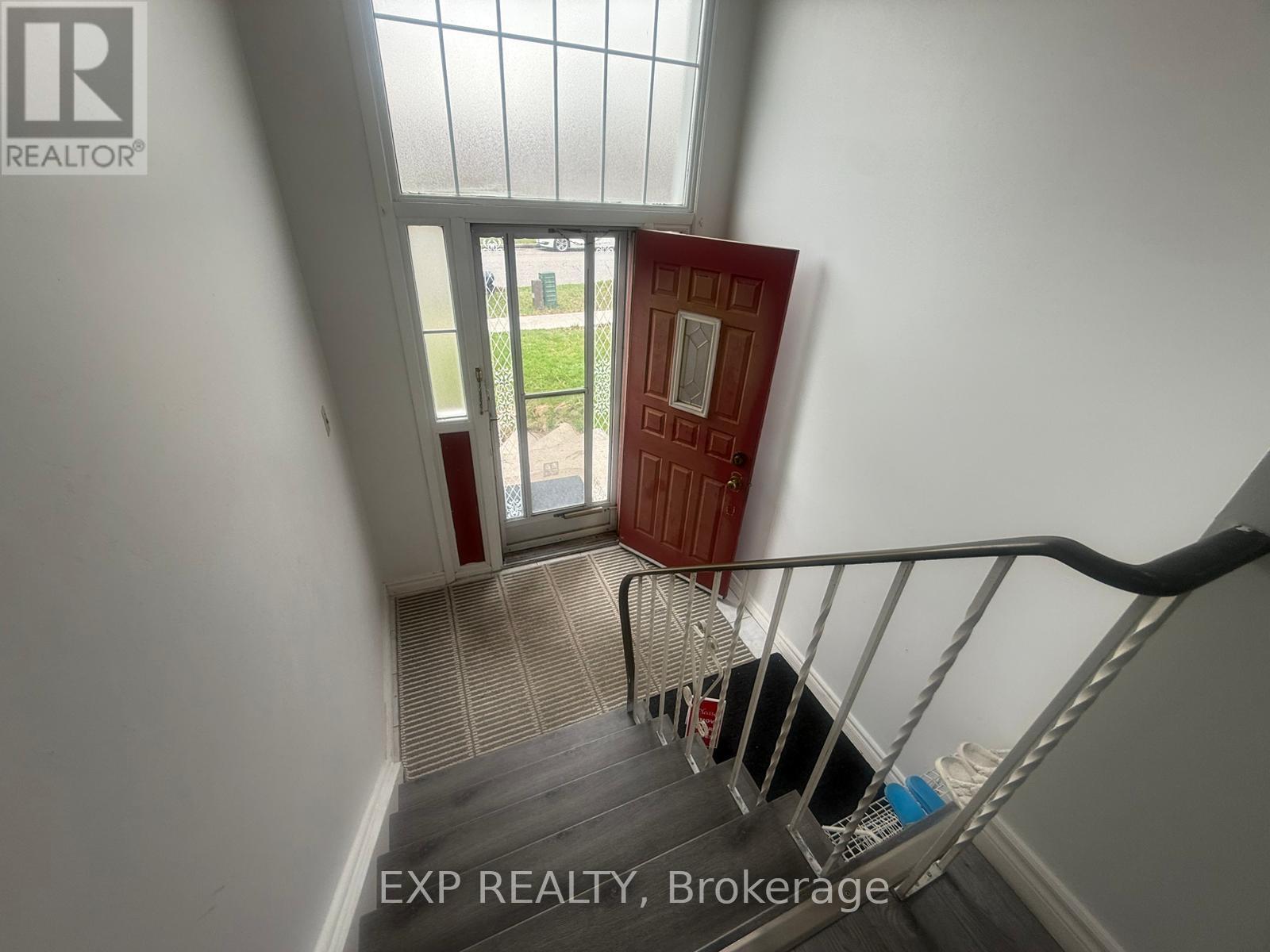 21 Broomfield Drive, Toronto, Ontario  M1S 2W3 - Photo 2 - E13012154