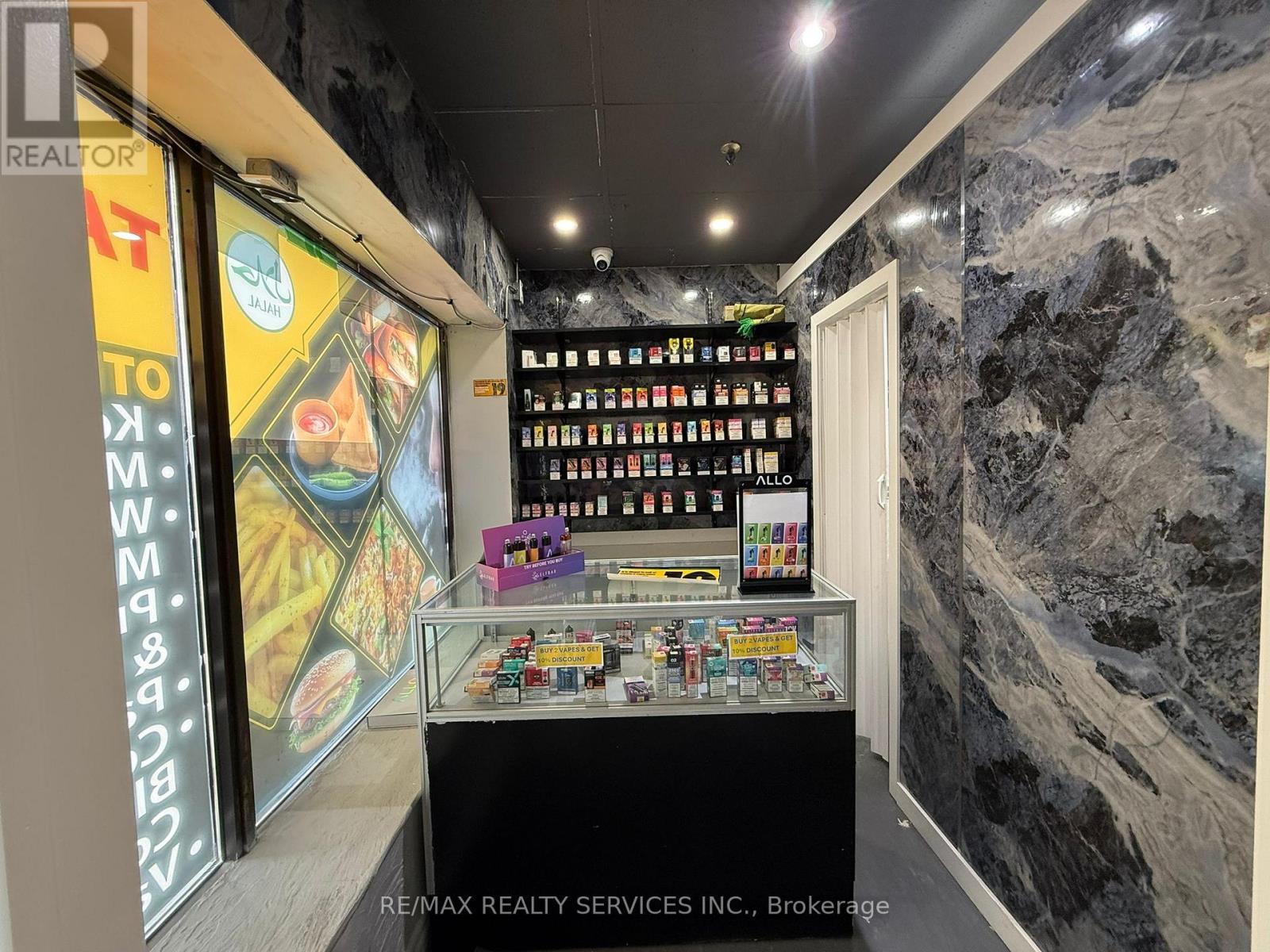 17 - 83 Kennedy Road S, Brampton, Ontario  L6W 3P3 - Photo 2 - W13011680