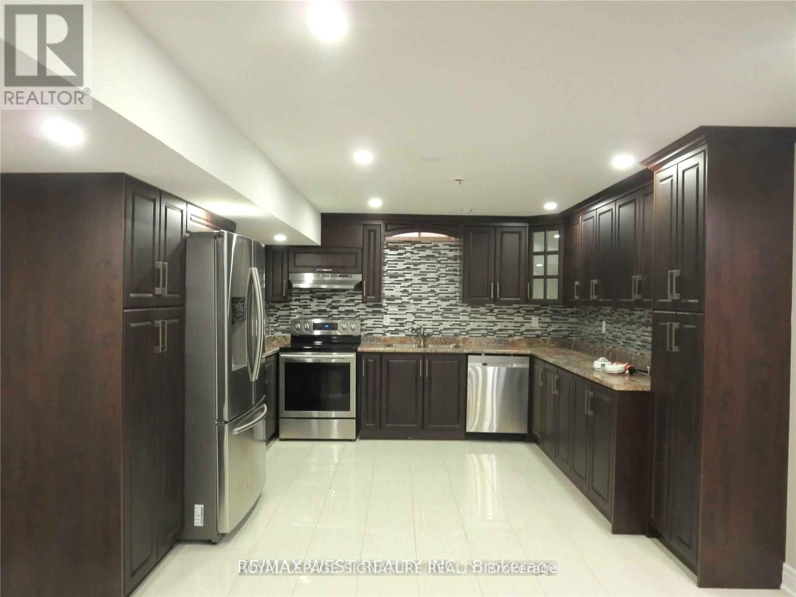 Bsmt - 6 Venue Road, Brampton (Toronto Gore Rural Estate), Ontario  L6P 4E5 - Photo 2 - W13012206