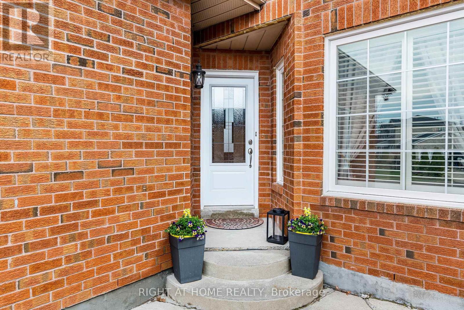 16 Woodside Court, Brampton, Ontario  L6Y 3Z3 - Photo 4 - W13012312