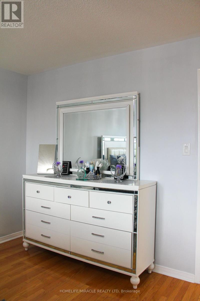 60 Bushmill Circle, Brampton, Ontario  L7A 0K8 - Photo 11 - W13012354