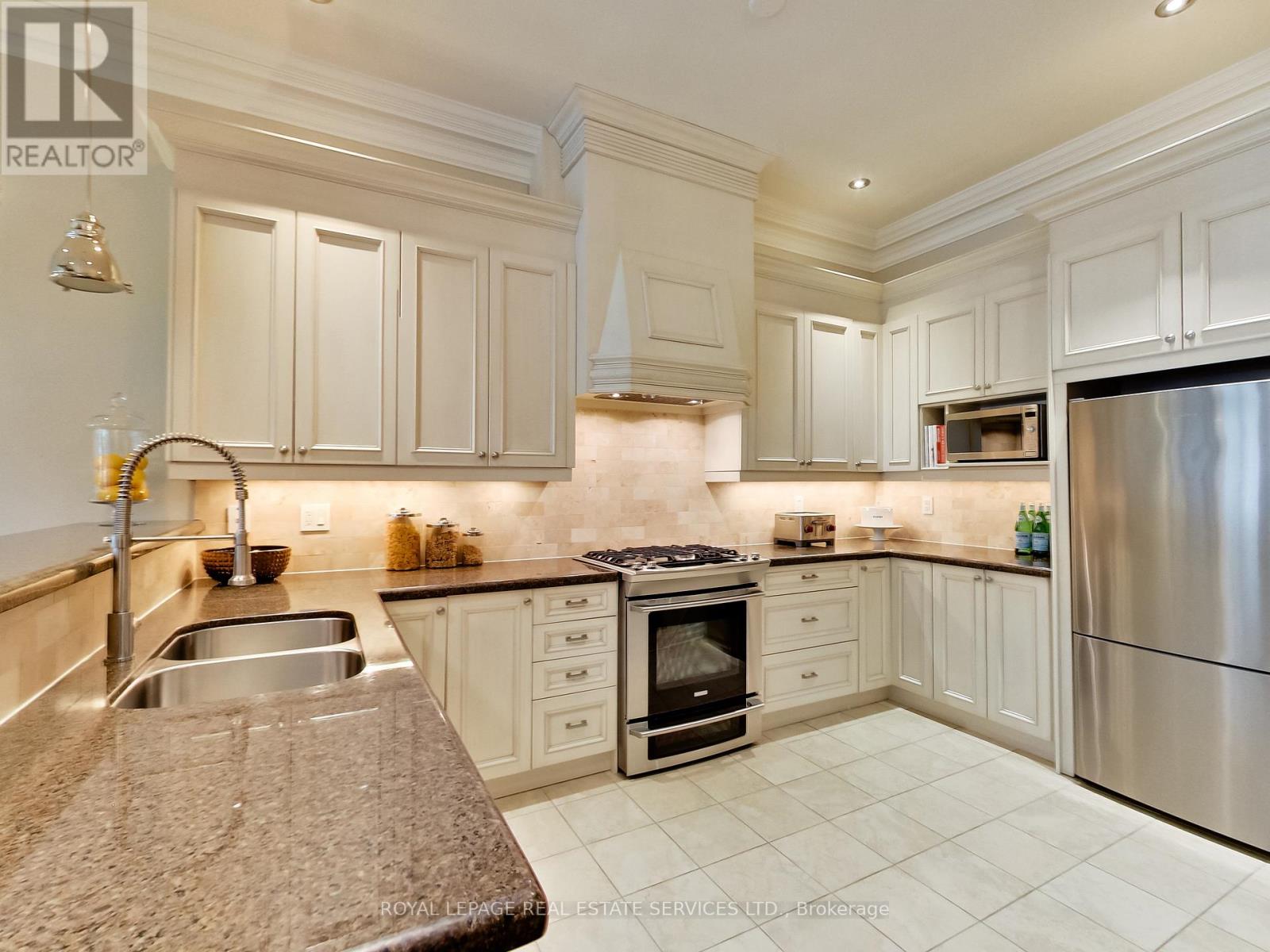 217a Aldercrest Road, Toronto (Alderwood), Ontario  M8W 4J5 - Photo 17 - W13012382