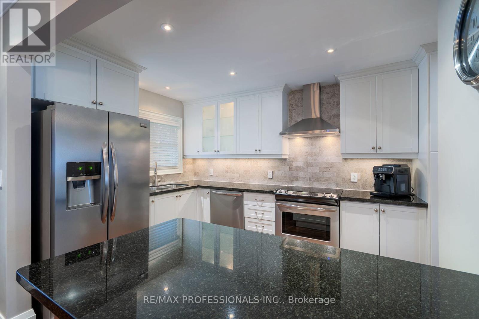 19 Boxwood Road, Toronto (Markland Wood), Ontario  M9C 2W6 - Photo 10 - W13012402