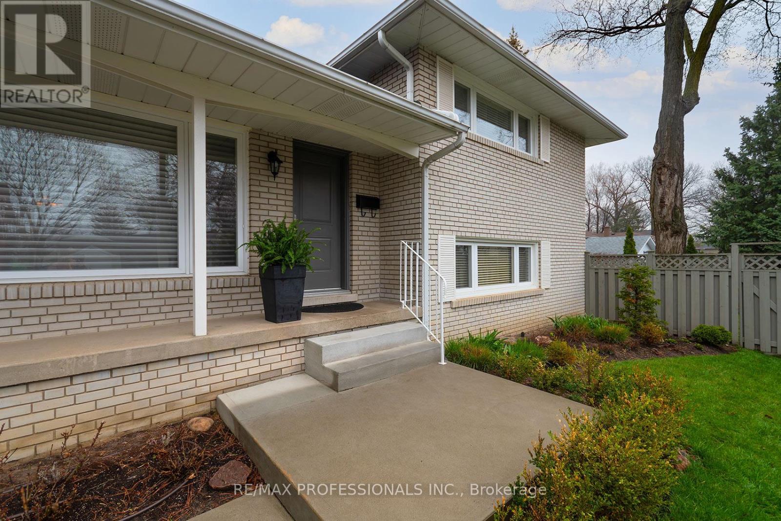 19 Boxwood Road, Toronto (Markland Wood), Ontario  M9C 2W6 - Photo 3 - W13012402