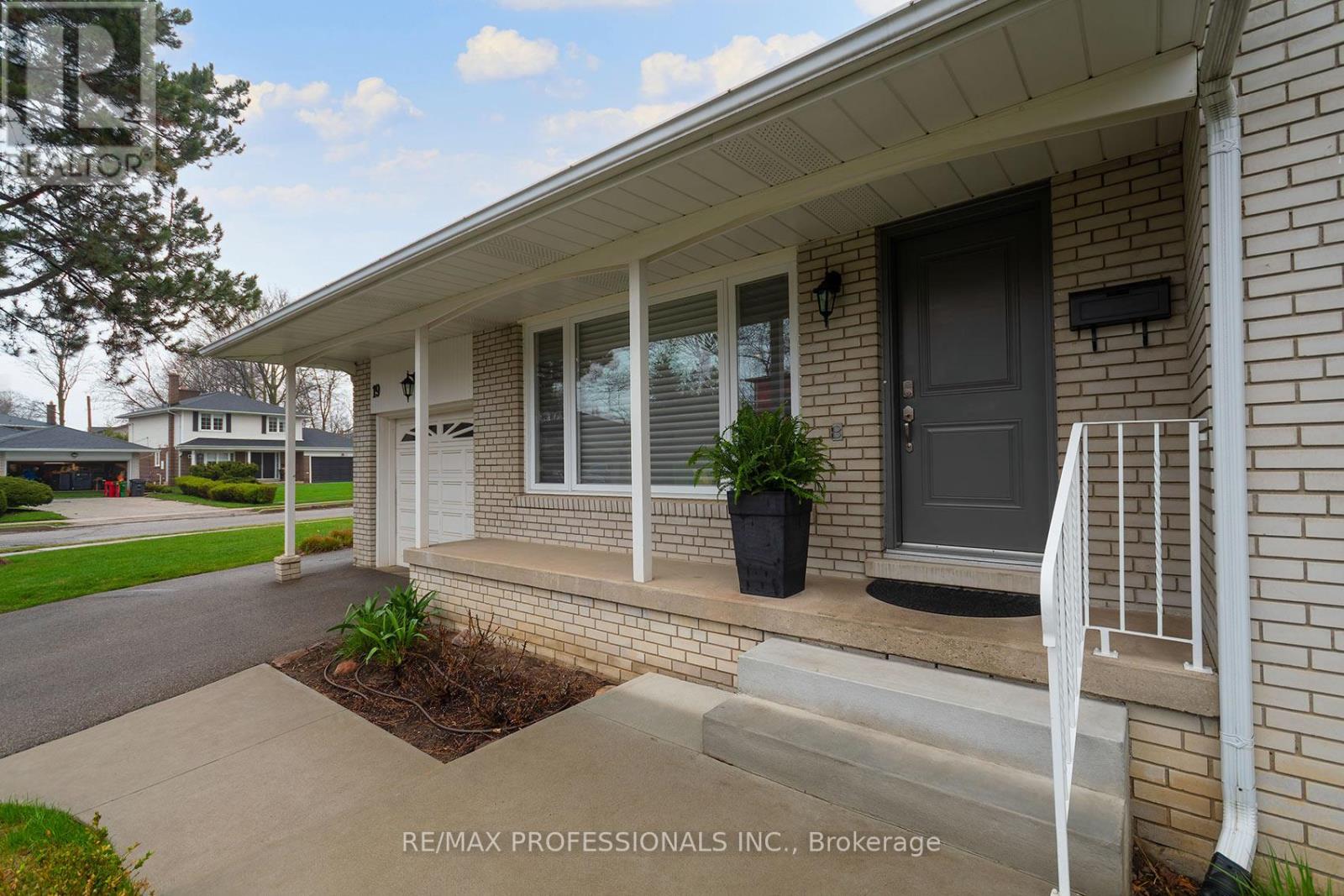 19 Boxwood Road, Toronto (Markland Wood), Ontario  M9C 2W6 - Photo 5 - W13012402