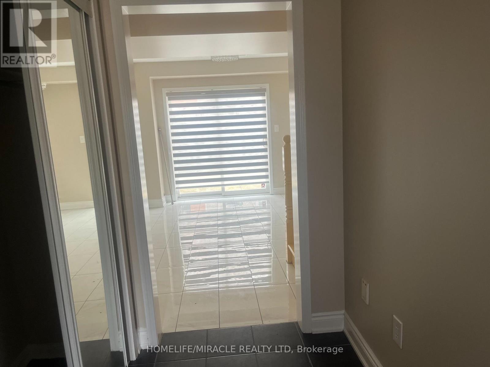 155 Decker Hollow Crescent, Brampton, Ontario  L6X 0L4 - Photo 3 - W13012452