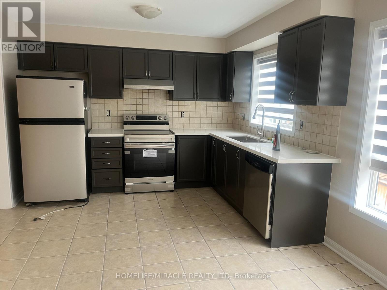 155 Decker Hollow Crescent, Brampton, Ontario  L6X 0L4 - Photo 5 - W13012452