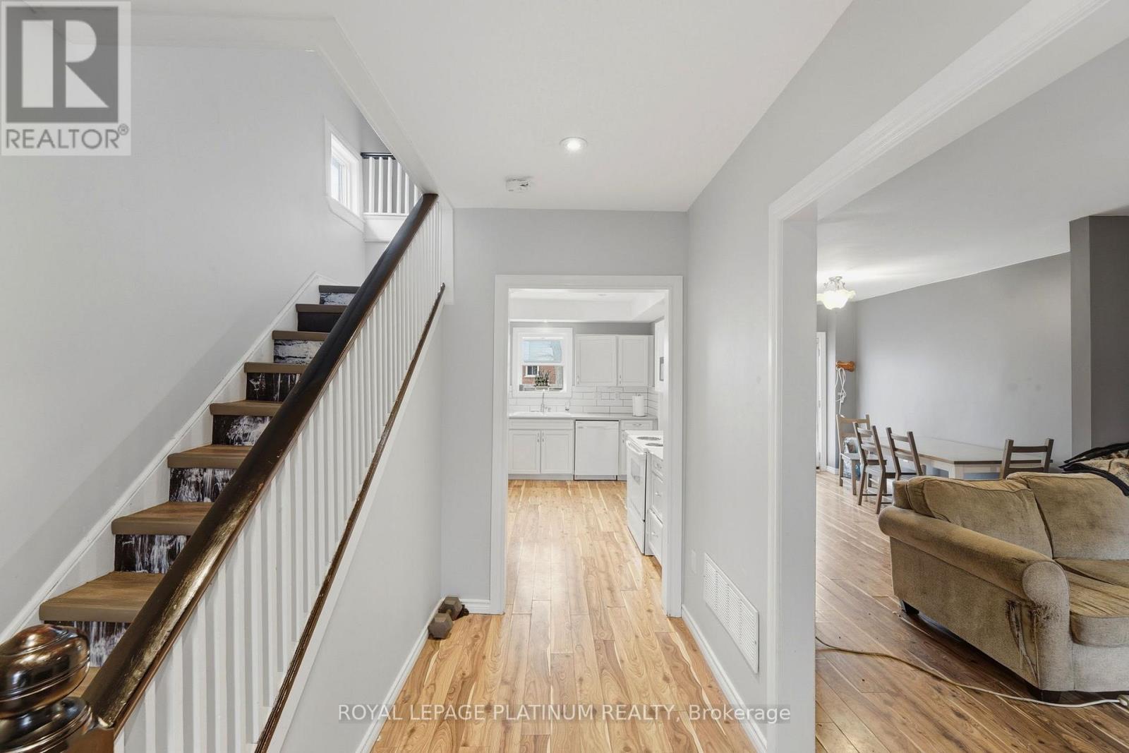 99 Robins Avenue, Hamilton (Crown Point), Ontario  L8H 4N5 - Photo 4 - X13012186