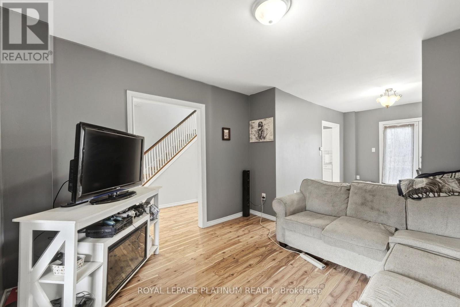 99 Robins Avenue, Hamilton (Crown Point), Ontario  L8H 4N5 - Photo 7 - X13012186