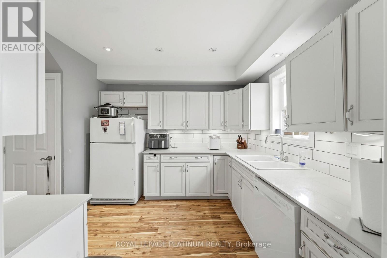 99 Robins Avenue, Hamilton (Crown Point), Ontario  L8H 4N5 - Photo 8 - X13012186