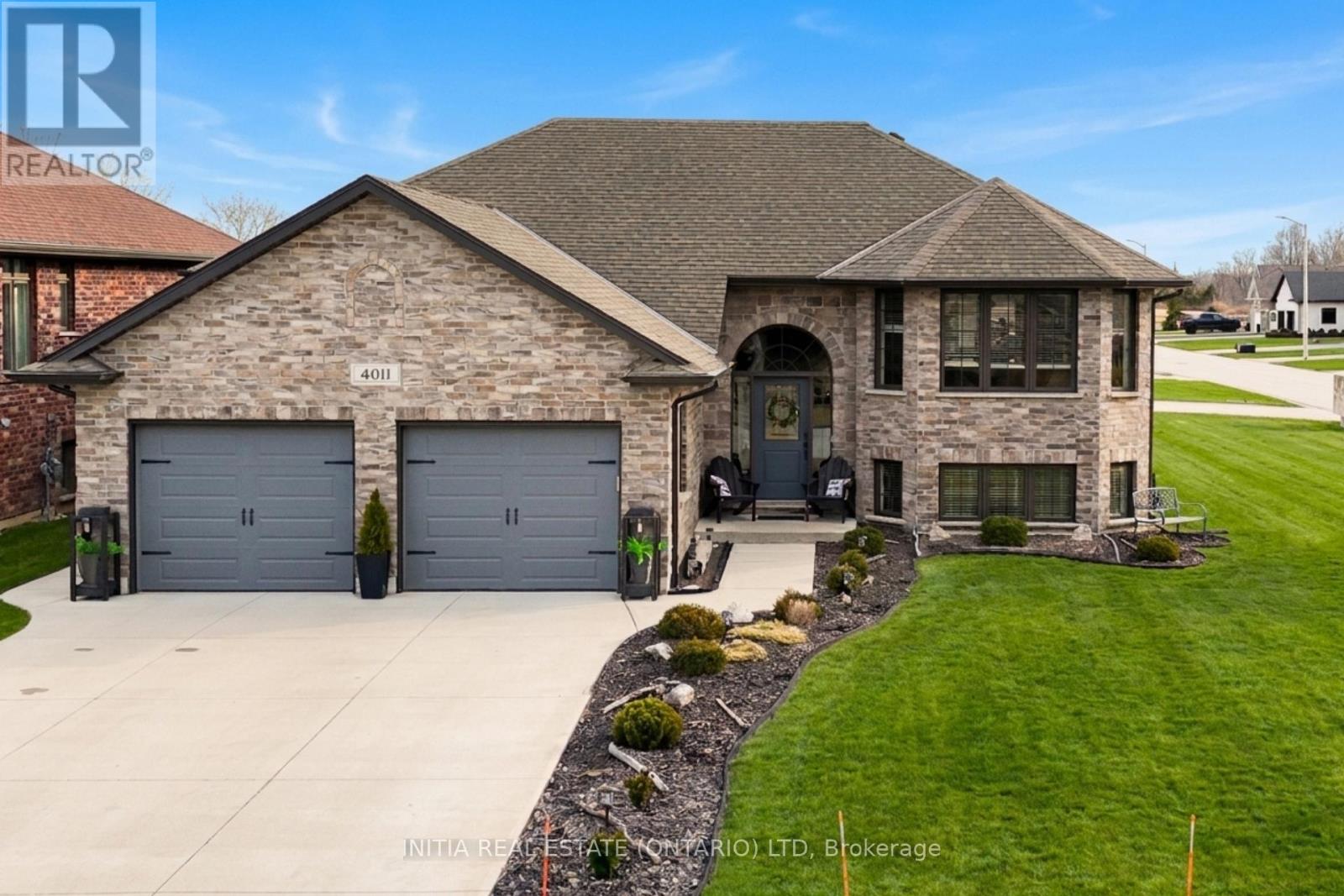 4011 Englehart Drive, Petrolia, Ontario  N0N 1R0 - Photo 1 - X13012556