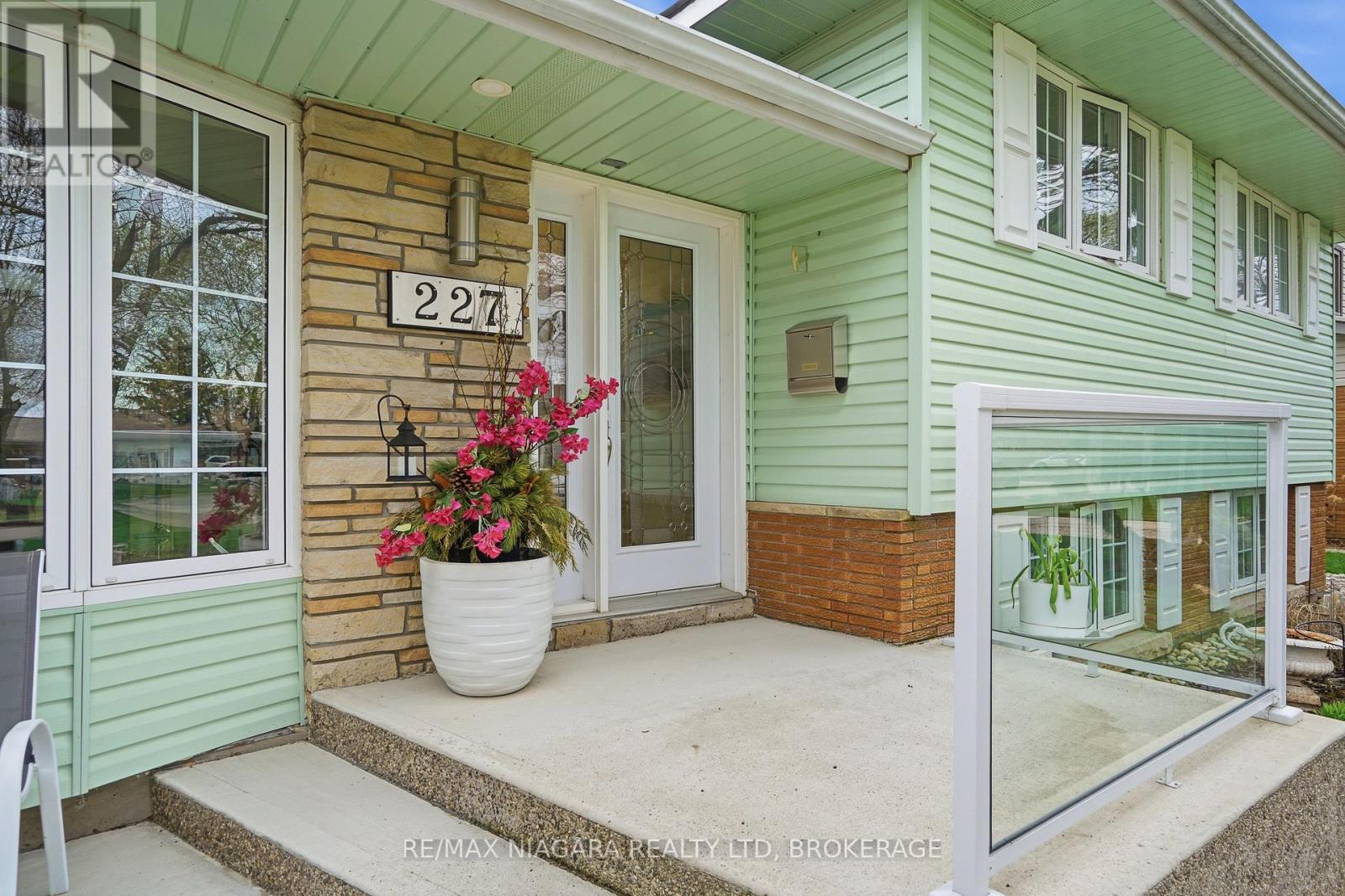 227 Riverview Boulevard, St. Catharines, Ontario  L2T 3N2 - Photo 2 - X13012538