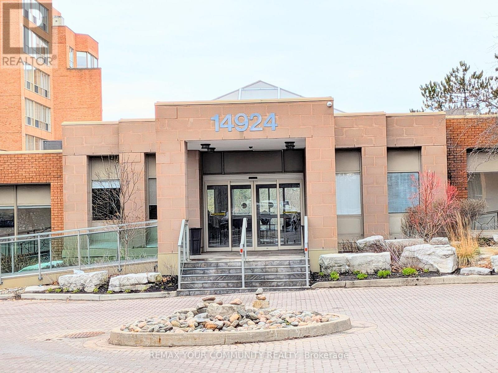 305 - 14924 YONGE STREET, Aurora, Ontario