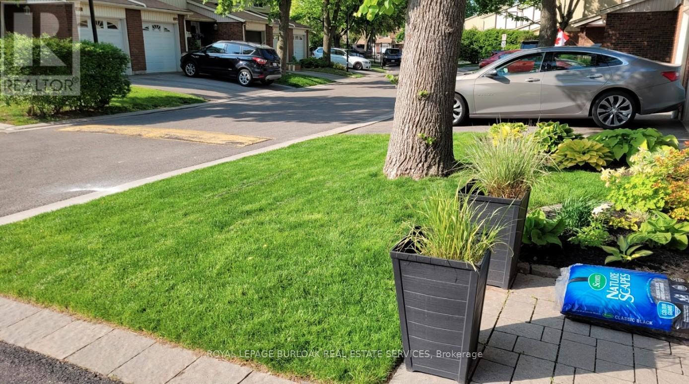 71 - 528 Sheraton Road, Burlington, Ontario  L7L 4B2 - Photo 2 - W12996668