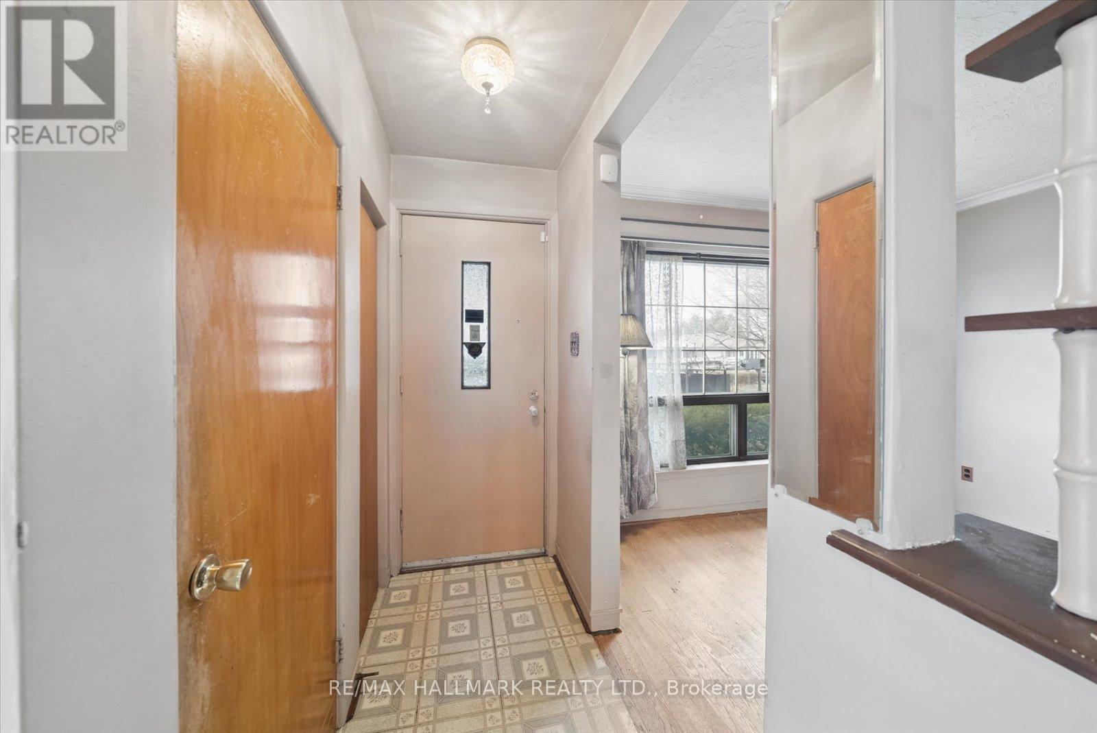 31a Laurel Avenue, Toronto, Ontario  M1K 3J3 - Photo 4 - E13012526