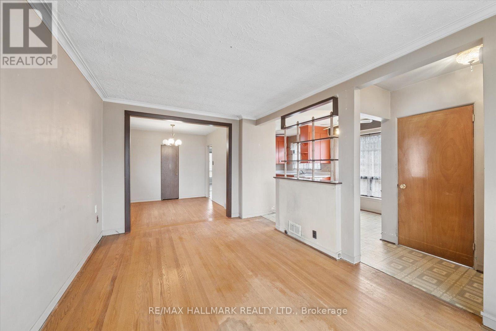 31a Laurel Avenue, Toronto, Ontario  M1K 3J3 - Photo 7 - E13012526