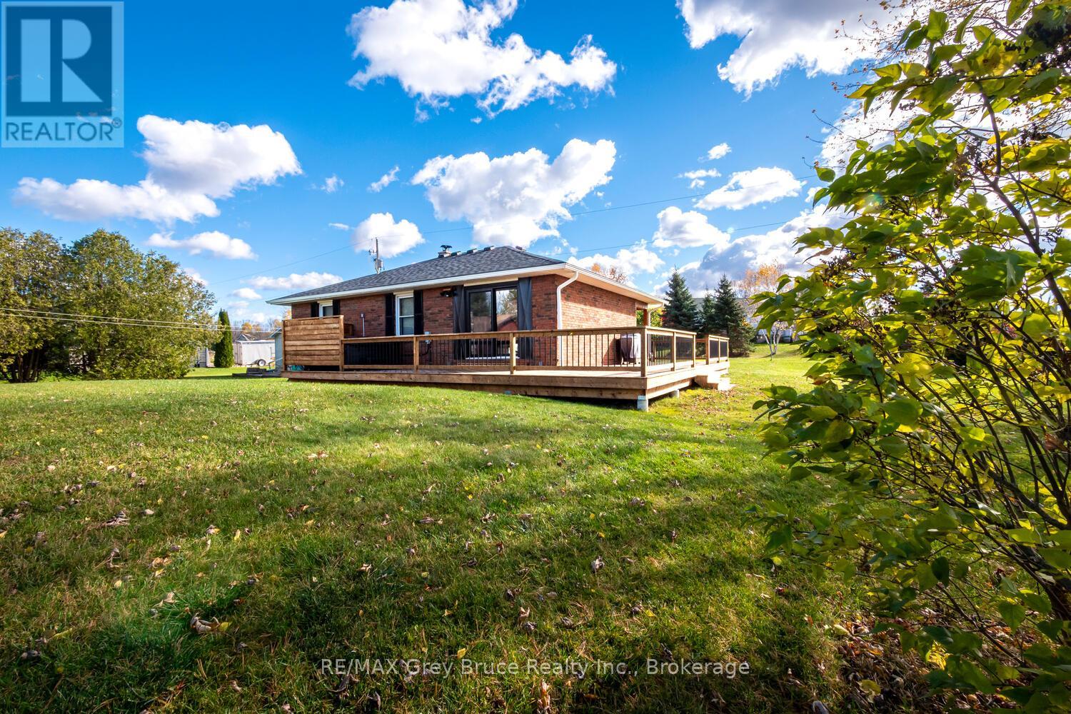 105 John Street, Georgian Bluffs, Ontario  N0H 2T0 - Photo 2 - X12909378