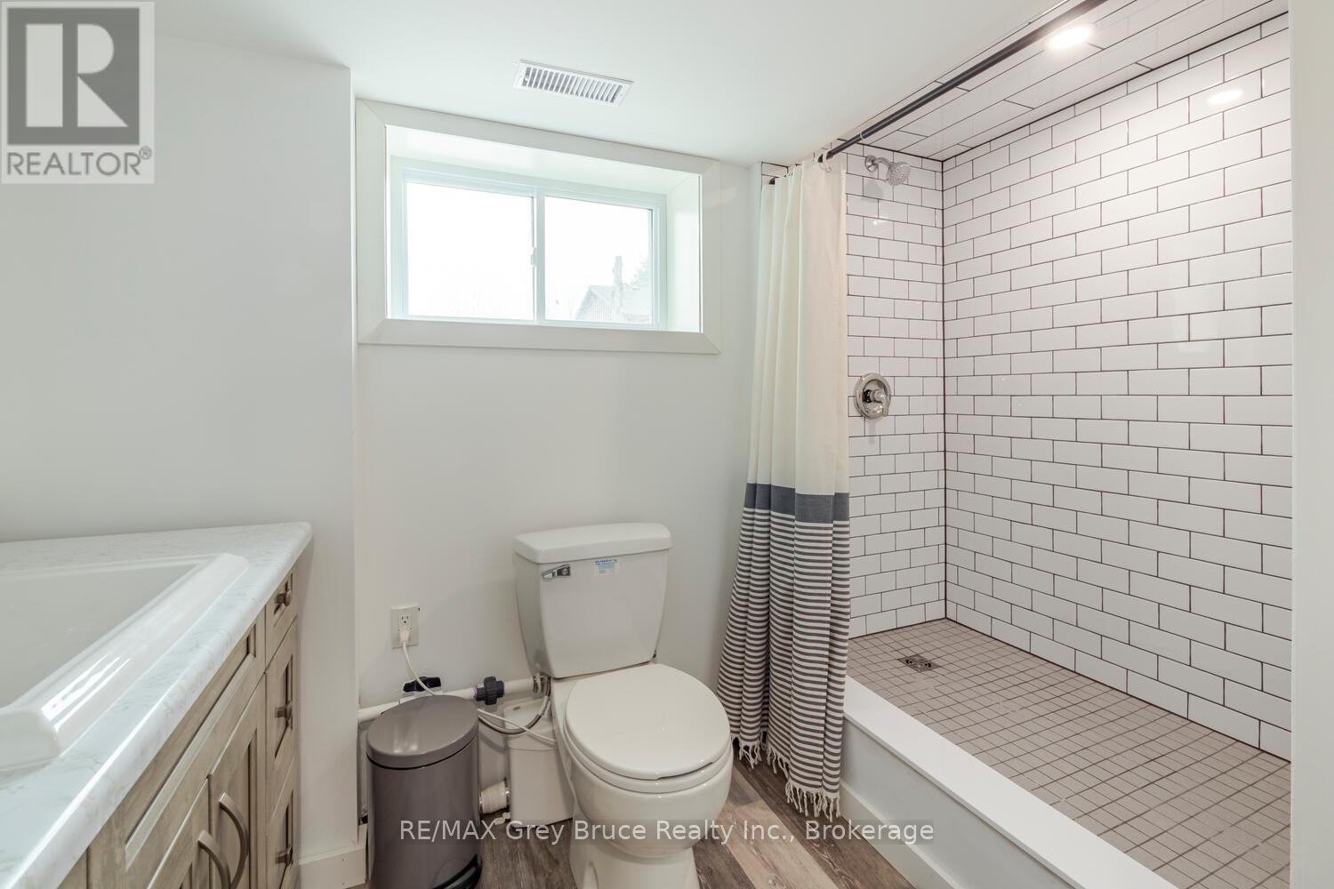 105 John Street, Georgian Bluffs, Ontario  N0H 2T0 - Photo 31 - X12909378