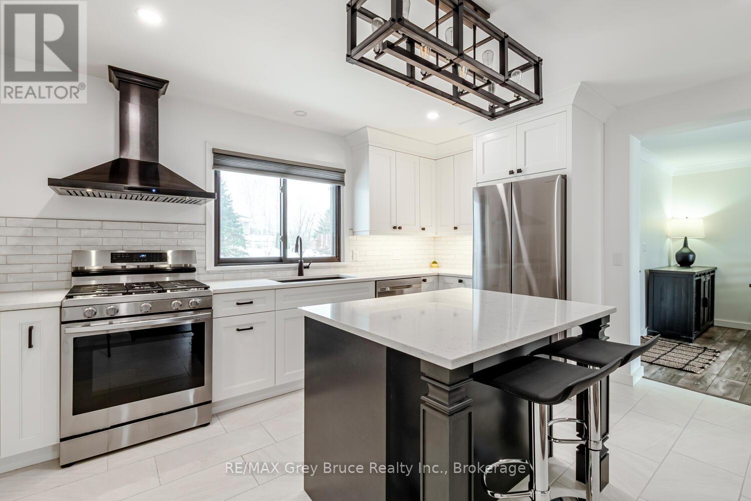 105 John Street, Georgian Bluffs, Ontario  N0H 2T0 - Photo 13 - X12909378