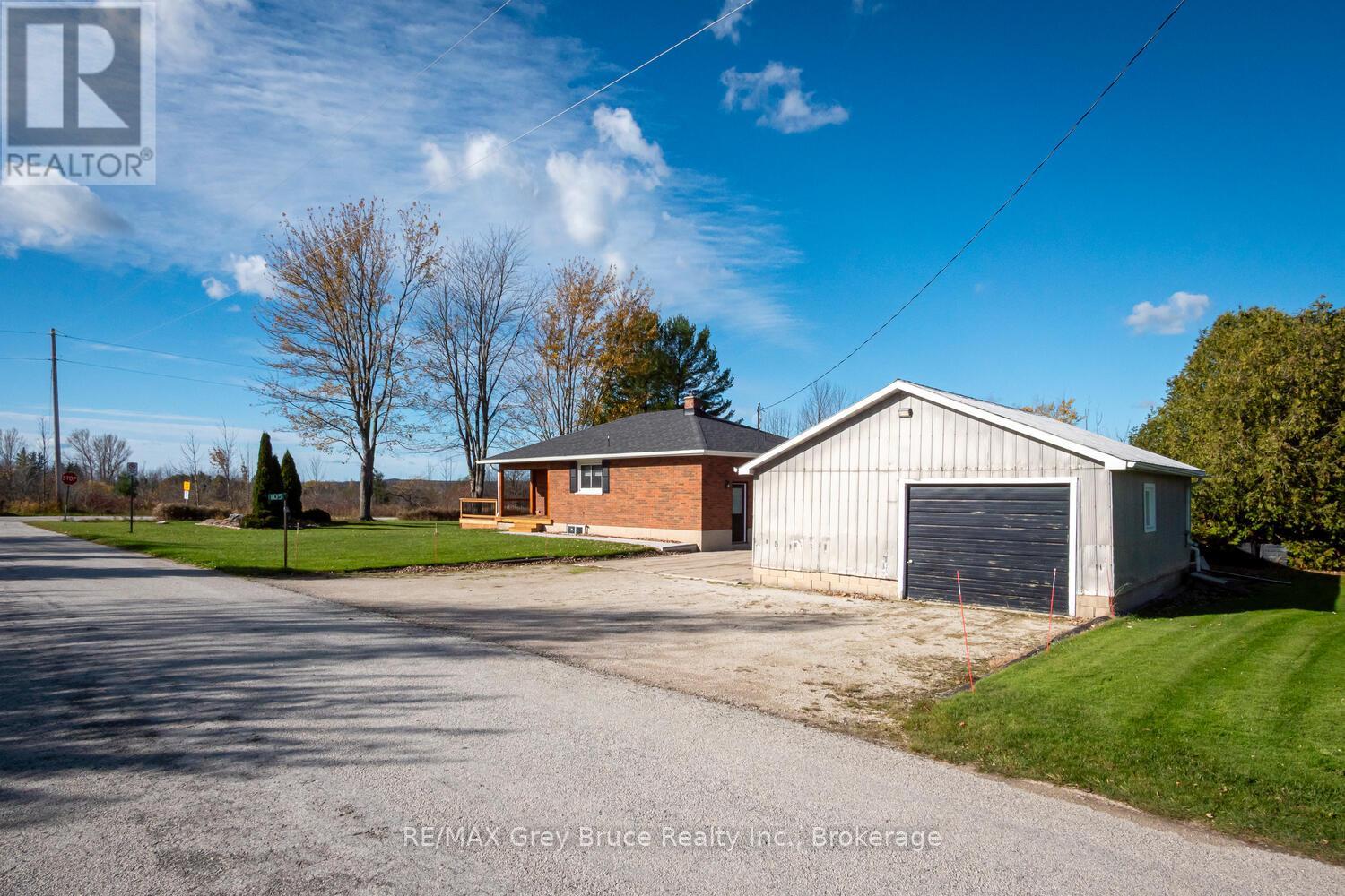 105 John Street, Georgian Bluffs, Ontario  N0H 2T0 - Photo 34 - X12909378