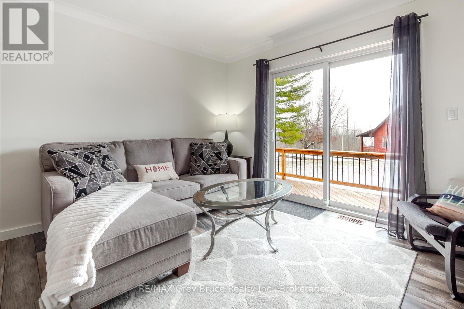 105 John Street, Georgian Bluffs, Ontario  N0H 2T0 - Photo 10 - X12909378