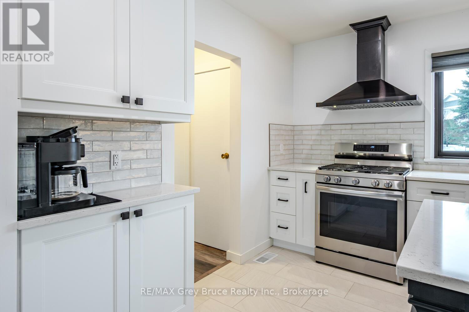 105 John Street, Georgian Bluffs, Ontario  N0H 2T0 - Photo 14 - X12909378