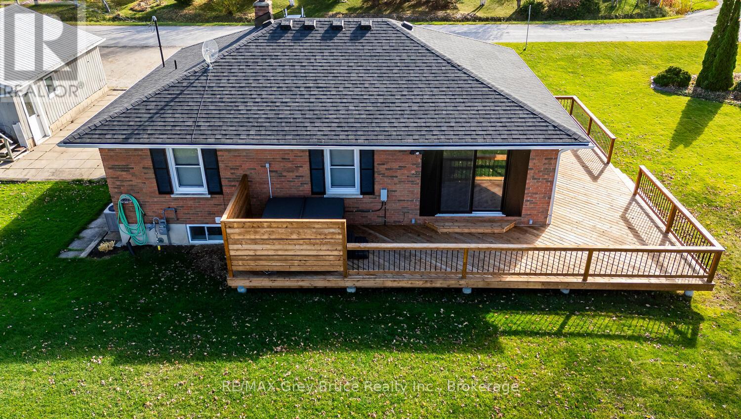 105 John Street, Georgian Bluffs, Ontario  N0H 2T0 - Photo 39 - X12909378