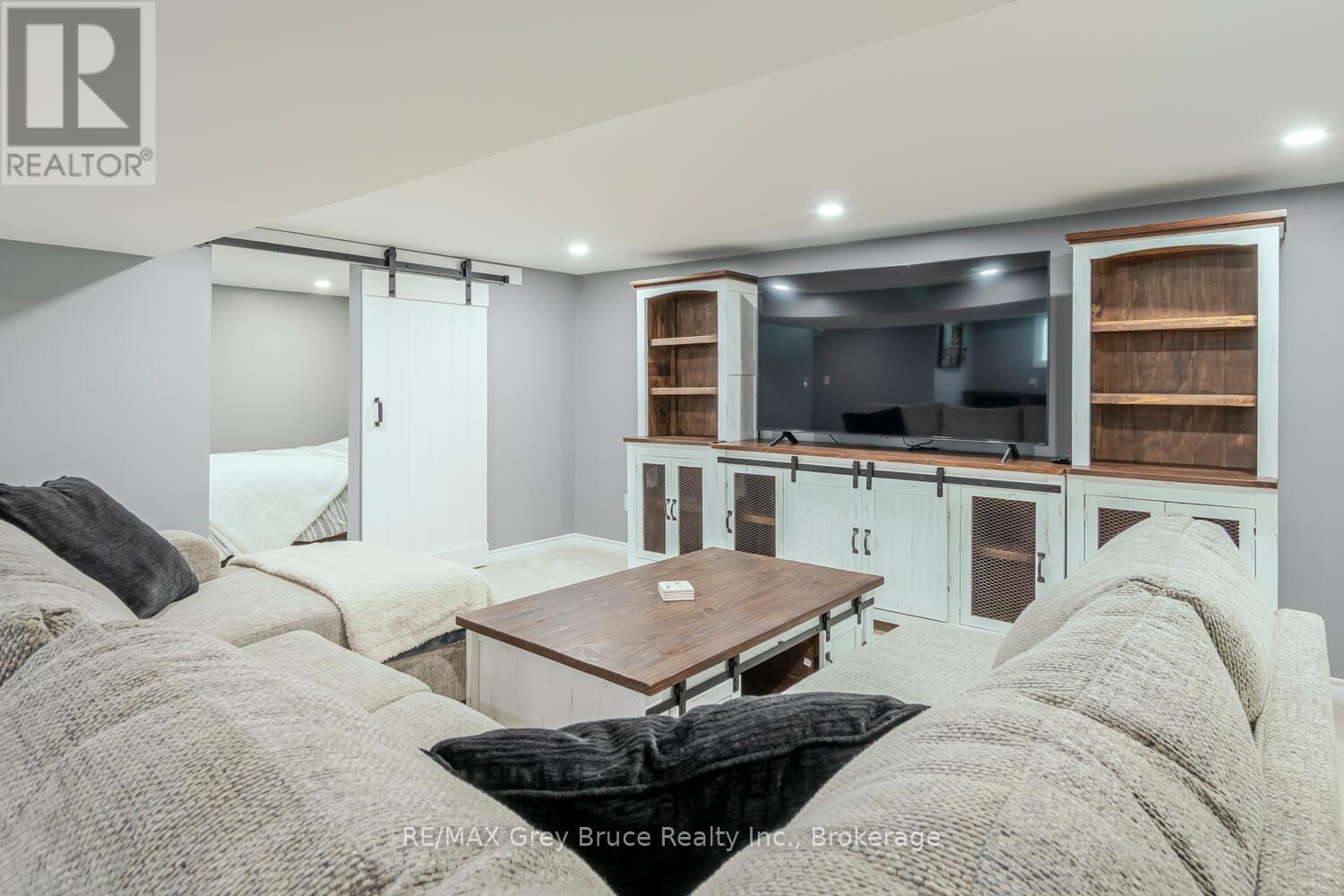 105 John Street, Georgian Bluffs, Ontario  N0H 2T0 - Photo 29 - X12909378