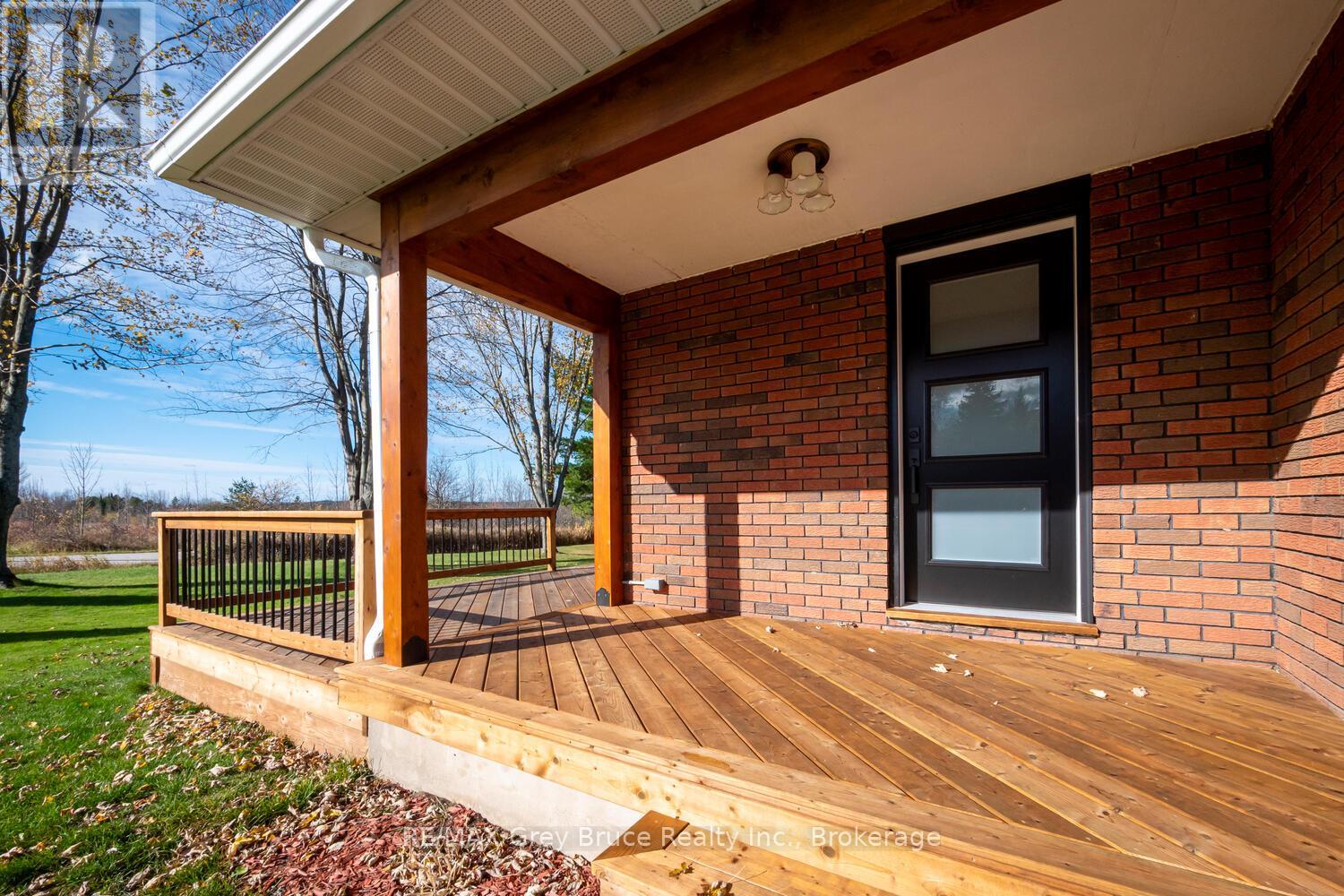 105 John Street, Georgian Bluffs, Ontario  N0H 2T0 - Photo 5 - X12909378