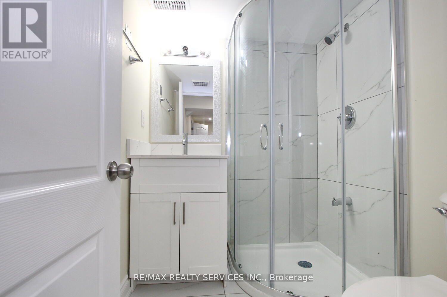 32 Sanford Crescent, Brampton, Ontario  L6X 2C3 - Photo 9 - W13010124