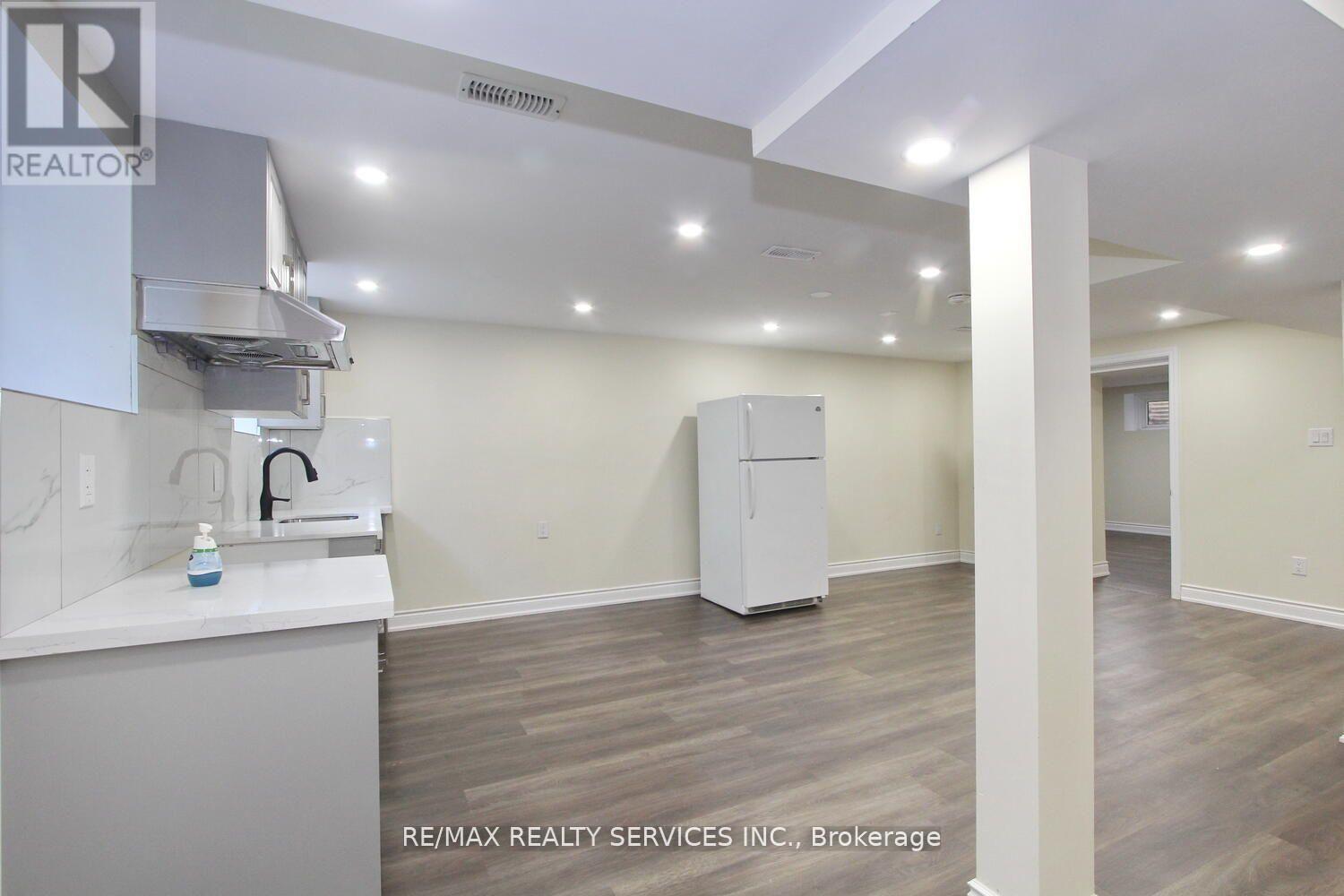 32 Sanford Crescent, Brampton, Ontario  L6X 2C3 - Photo 2 - W13010124