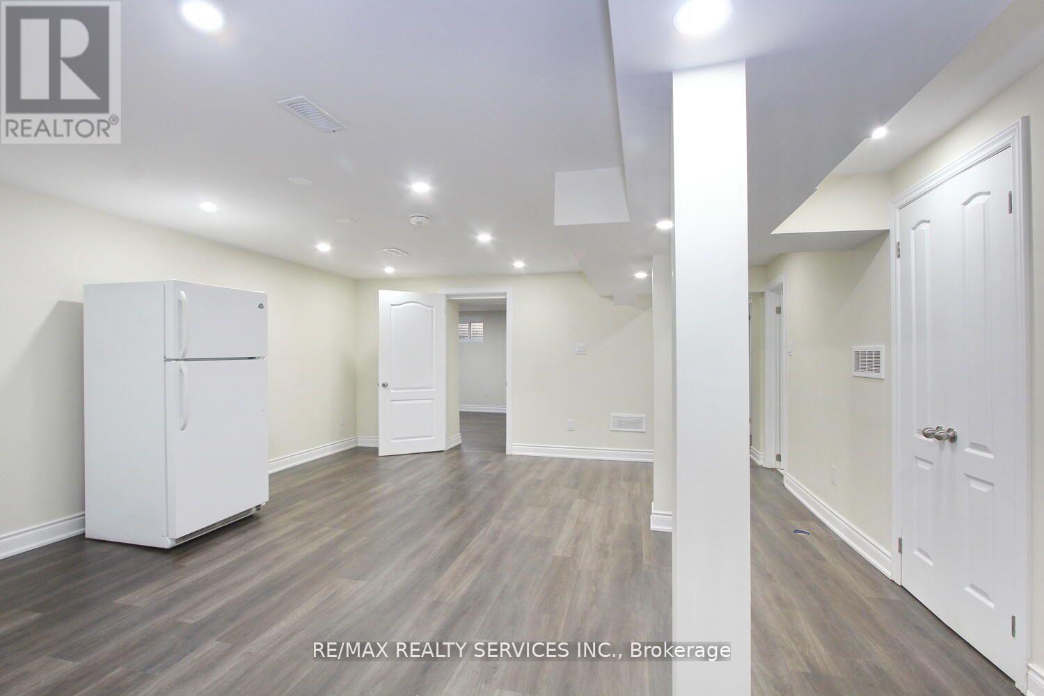 32 Sanford Crescent, Brampton, Ontario  L6X 2C3 - Photo 3 - W13010124