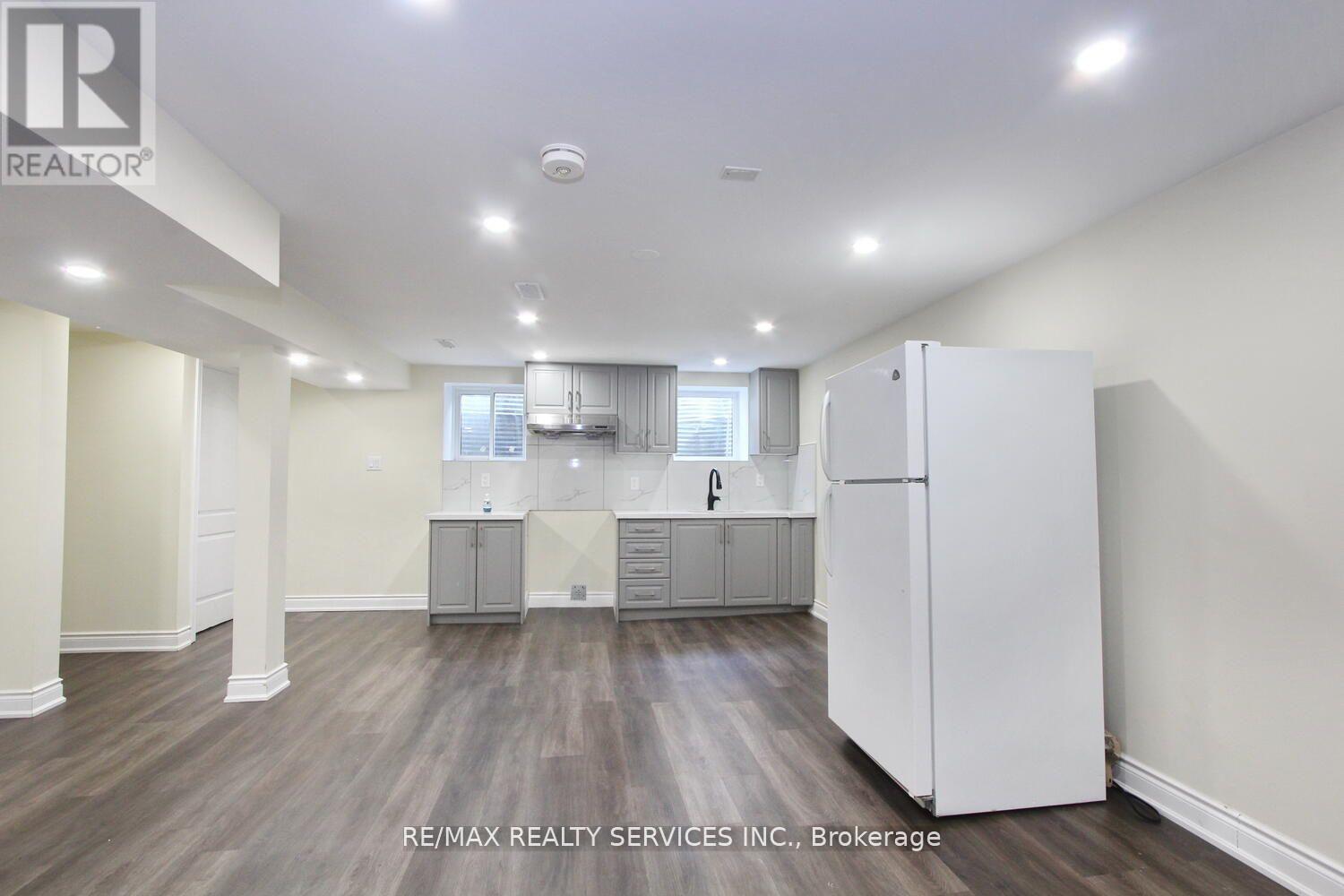 32 Sanford Crescent, Brampton, Ontario  L6X 2C3 - Photo 4 - W13010124